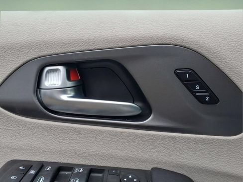Used 2024 Chrysler Pacifica Touring-L FWD image 15