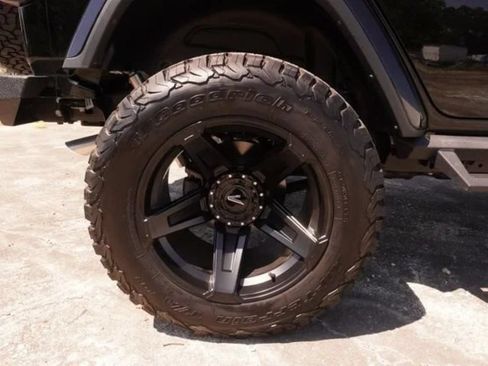 Used 2025 Jeep Wrangler Unlimited Sahara AWD/4WD image 12