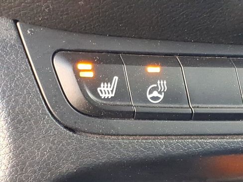 Used 2015 Jeep Renegade Latitude w/ Popular Equipment Group image 12