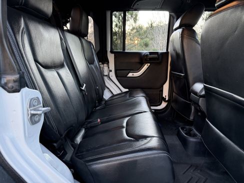 Used 2015 Jeep Wrangler Unlimited Rubicon image 36