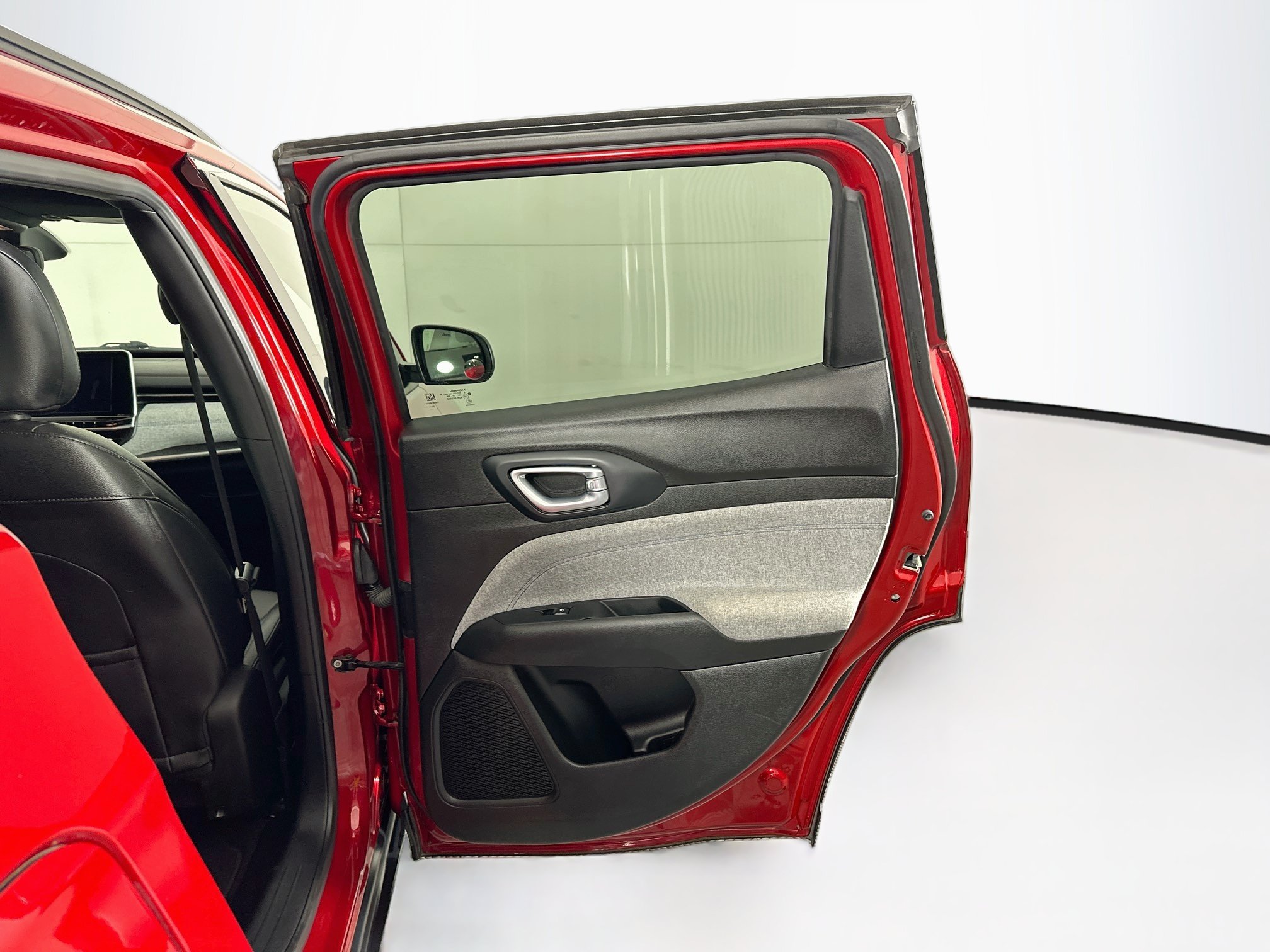 Used 2025 Jeep Compass Latitude AWD/4WD image 30
