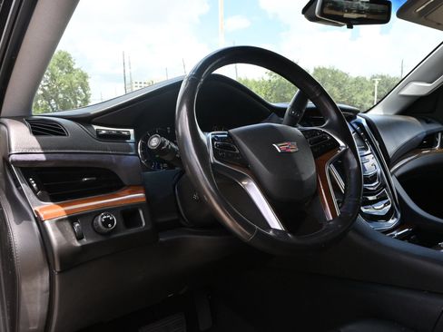 Used 2019 Cadillac Escalade Luxury RWD image 18