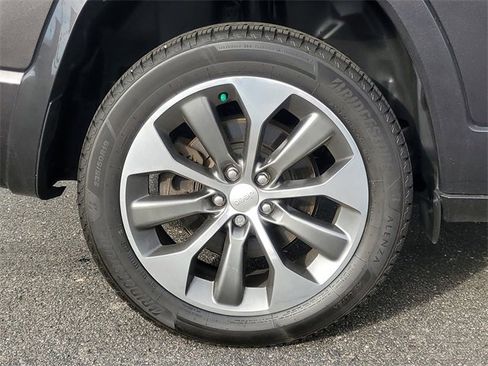 Used 2019 Jeep Cherokee Overland image 6