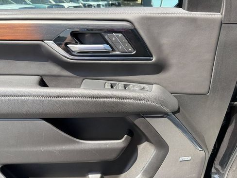 Used 2025 GMC Yukon Denali AWD/4WD image 26