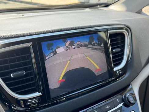 Used 2022 Chrysler Pacifica Touring-L FWD image 21