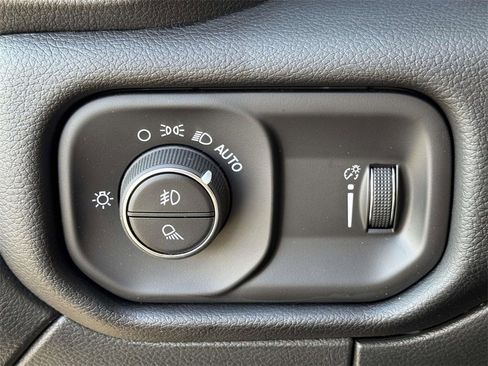 Used 2024 RAM 2500 Big Horn w/ Safety Group image 28