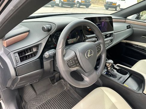 Used 2024 Lexus ES 350 w/ Premium Package image 17