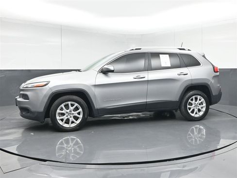 Used 2017 Jeep Cherokee Latitude w/ Cold Weather Group FWD image 8
