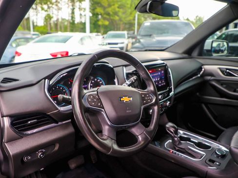 Used 2022 Chevrolet Traverse LT FWD image 12