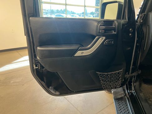 Used 2017 Jeep Wrangler Unlimited Sahara w/ Max Tow Package AWD/4WD image 21