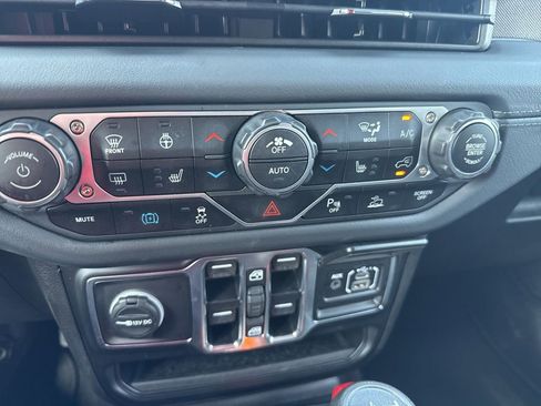 Used 2025 Jeep Wrangler Unlimited Sahara w/ Safety Group AWD/4WD image 24