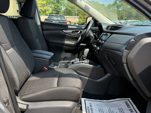 Used 2019 Nissan Rogue SV image 16