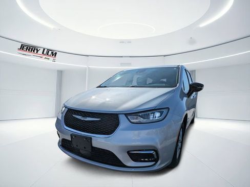 Used 2024 Chrysler Pacifica Touring-L image 5