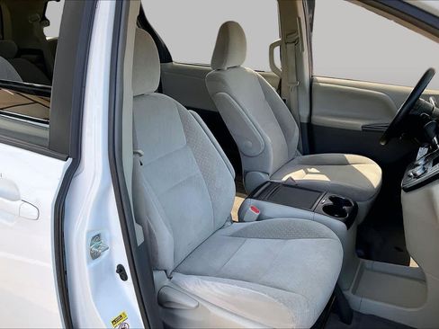 Used 2015 Toyota Sienna LE FWD image 8