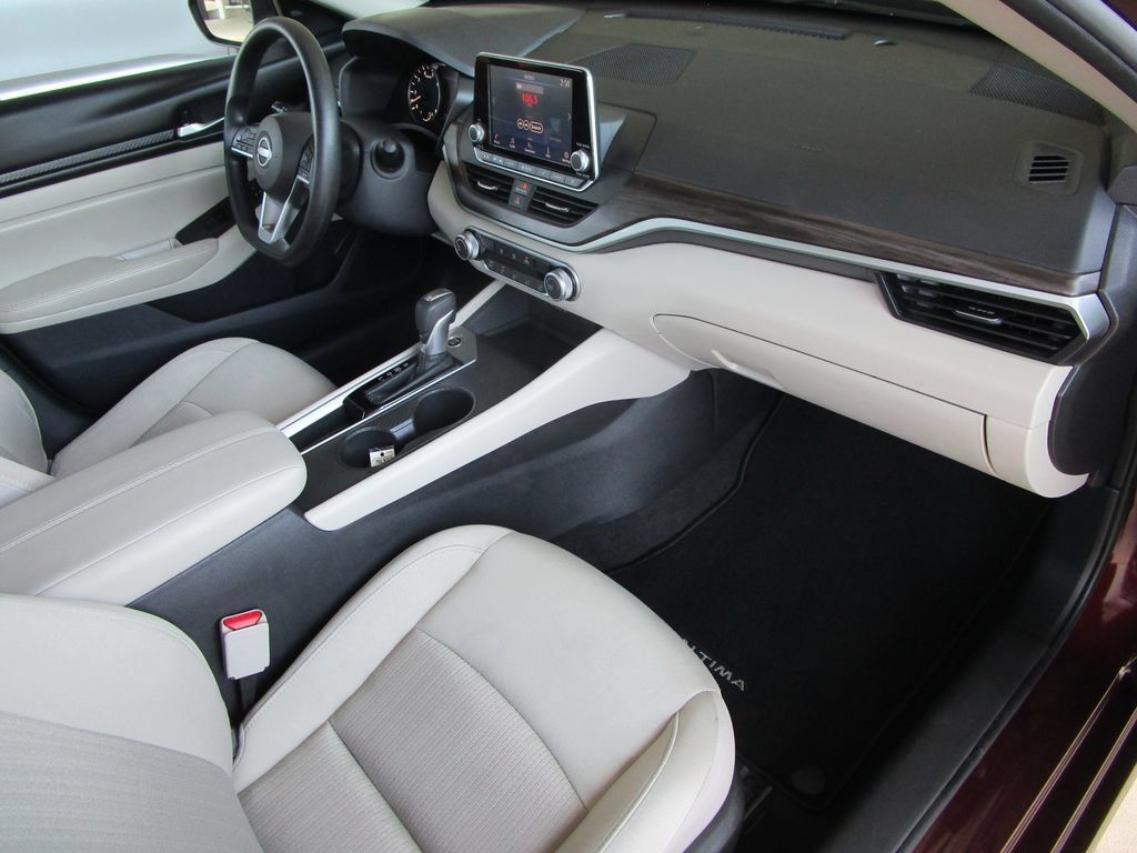 Used 2025 Nissan Altima 2.5 SV FWD image 23