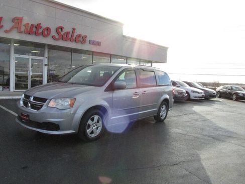 Used 2013 Dodge Grand Caravan SXT image 2