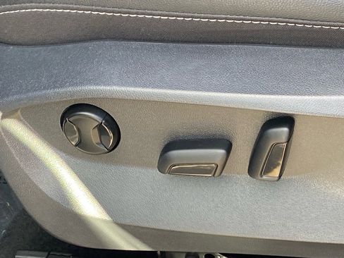 Certified 2022 Volkswagen Taos SE image 13