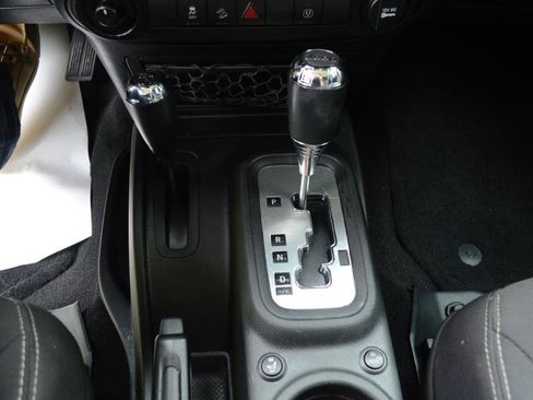 Used 2018 Jeep Wrangler Unlimited Sahara w/ Connectivity Group AWD/4WD image 24