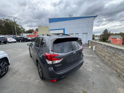 Used 2022 Subaru Forester Premium image 3