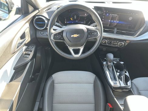 Certified 2025 Chevrolet Trax LT w/ LT Convenience Package image 17