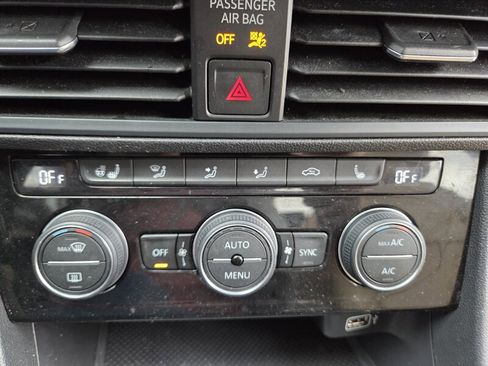 Used 2019 Volkswagen Jetta SE w/ Cold Weather Package FWD image 18