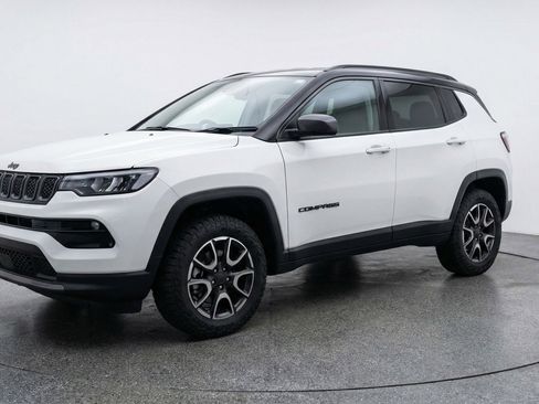 Used 2025 Jeep Compass Trailhawk image 3