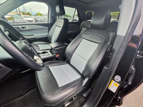 Used 2022 Ford Explorer XLT w/ Equipment Group 202A AWD/4WD image 2