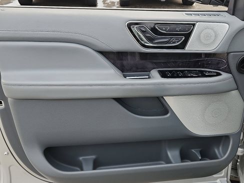 Used 2019 Lincoln Navigator Reserve image 12