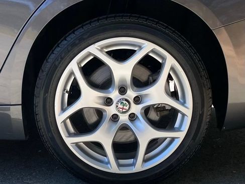Used 2019 Alfa Romeo Giulia Ti AWD/4WD image 6