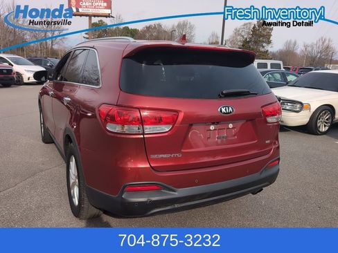 Used 2017 Kia Sorento LX w/ LX Convenience Package image 6