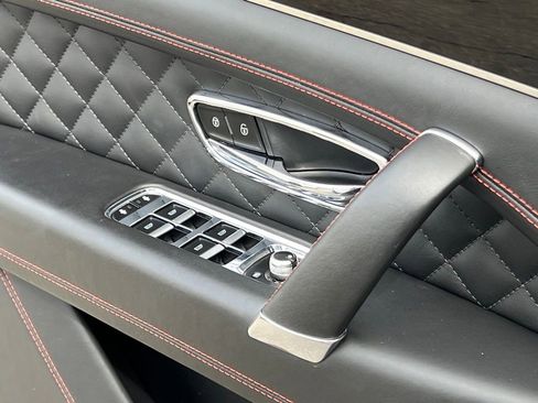 Used 2017 Bentley Bentayga AWD/4WD image 32