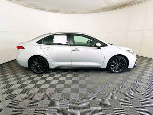 Used 2025 Toyota Corolla SE FWD image 2