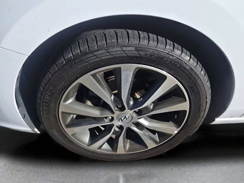 Used 2018 Hyundai Elantra GT image 17