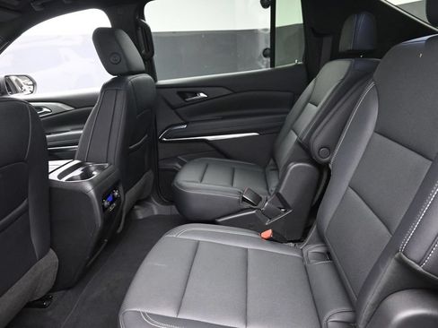 Used 2025 Chevrolet Traverse LT FWD image 14