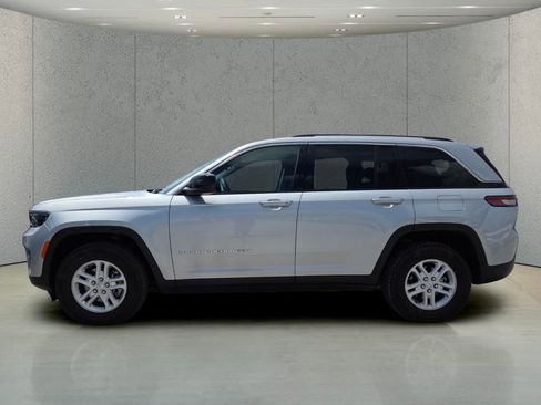 Used 2024 Jeep Grand Cherokee Laredo image 6