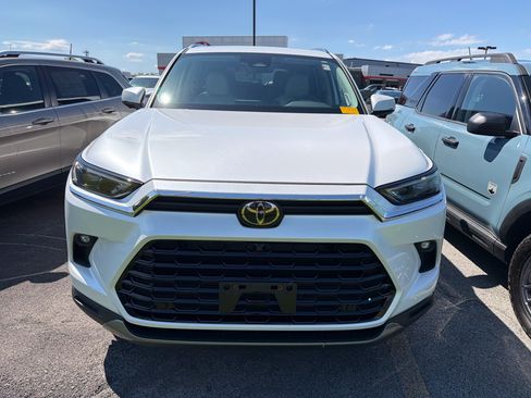 Used 2024 Toyota Grand Highlander AWD image 3