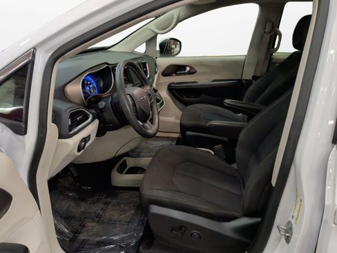 Used 2022 Chrysler Voyager LX image 9