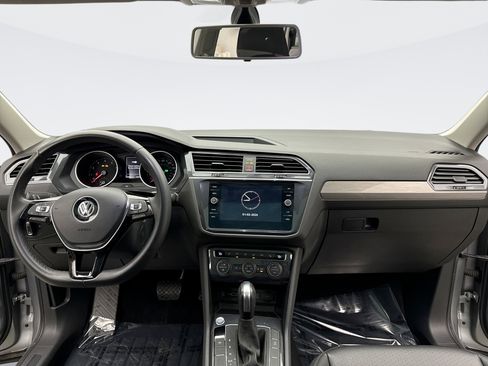 Used 2020 Volkswagen Tiguan SE w/ Panoramic Sunroof Package image 14