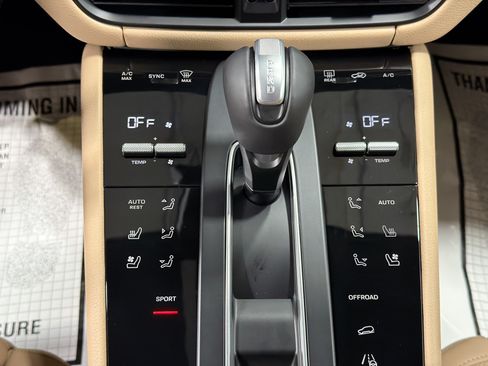 Certified 2026 Porsche Macan AWD/4WD image 34