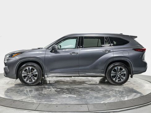 Used 2021 Toyota Highlander XLE image 2