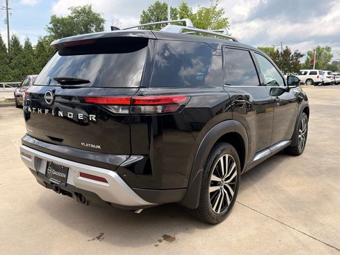 Used 2025 Nissan Pathfinder Platinum FWD image 3