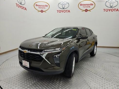 Used 2024 Chevrolet Trax LS w/ LS Convenience Package FWD image 2