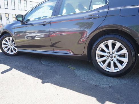 Used 2018 Toyota Camry LE FWD image 6