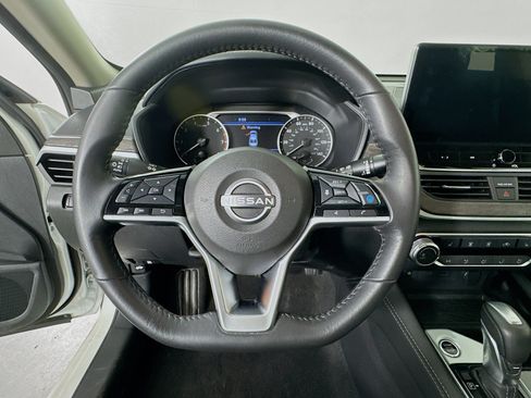 Used 2023 Nissan Altima 2.5 SV w/ SV Premium Package FWD image 11