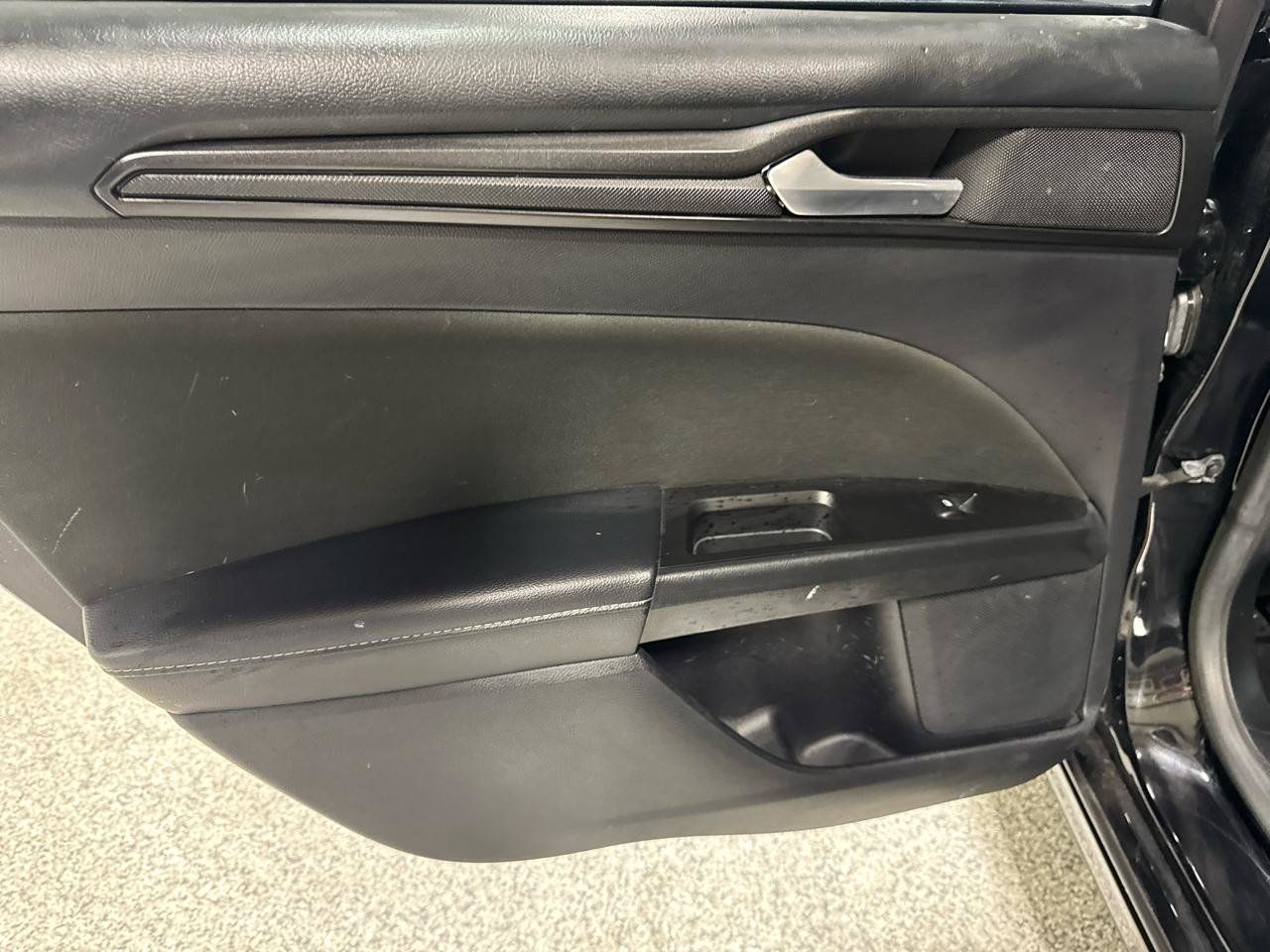 Used 2018 Ford Fusion SE w/ Equipment Group 201A FWD image 16