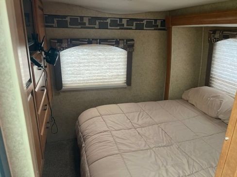 Used 2011 Ford E-450 and Econoline 450 Super Duty w/ Motorhome Prep Pkg RWD image 9