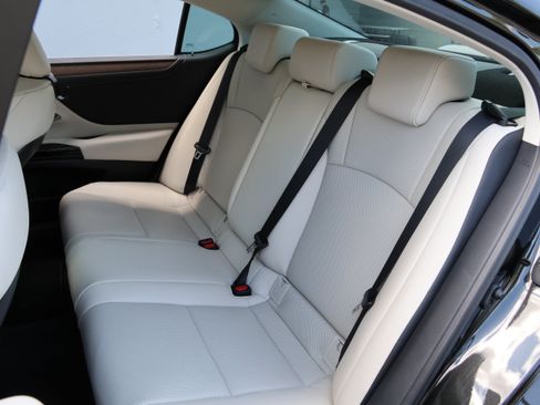 Used 2025 Lexus ES 300h w/ Premium Package FWD image 35