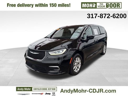Used 2025 Chrysler Pacifica Select image 3