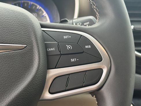 Used 2022 Chrysler Voyager LX image 15