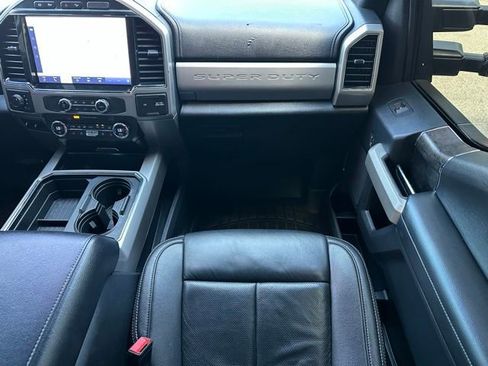 Used 2022 Ford F250 Lariat w/ Black Appearance Package image 4